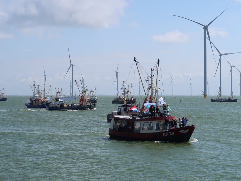 Ongeveer zestig kotters zorgden zaterdag voor veel stampij op het IJsselmeer. (foto W.M. den Heijer)