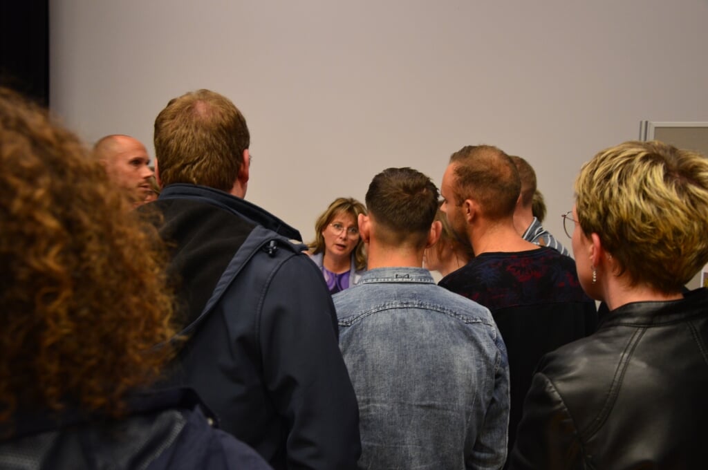 Marleen van de Kamp van Oost West Wonen beantwoordt vragen van omwonenden (Foto: Erwin Guijt). 