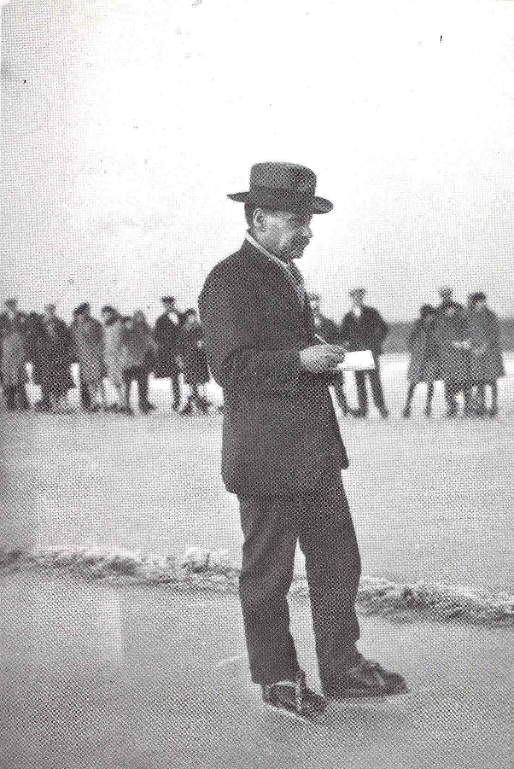 Jurylid Joh. Holleman bij wedstrijd schaatsenrijden te Dirksland in de winter van 1929