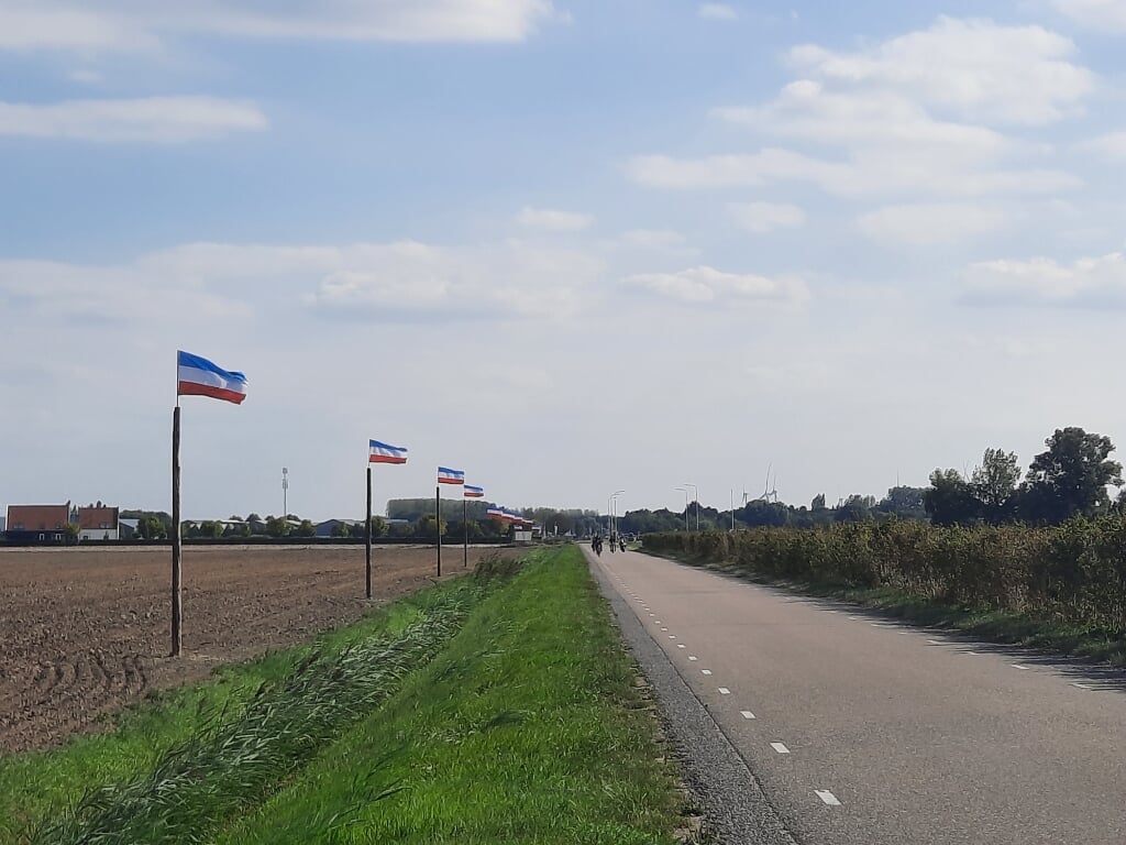 De Nederlandse vlaggen op z'n kop als teken van het boerenprotest is overal op het eiland zichtbaar (Foto: Erwin Guijt).