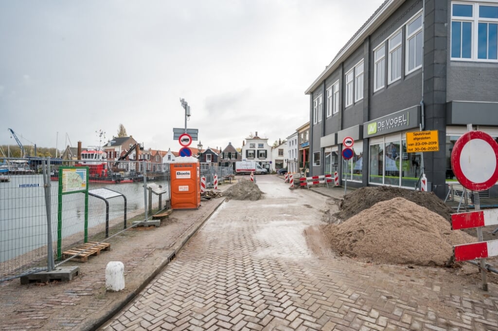 Onderhoud aan de kademuur van de haven in Middelharnis (Archieffoto: Wim van Vossen).