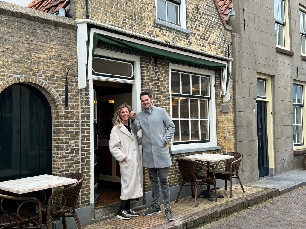 Jaco en Eline voor de nieuwe winkel van bakkerij Wolfert in de Pieterstraat.