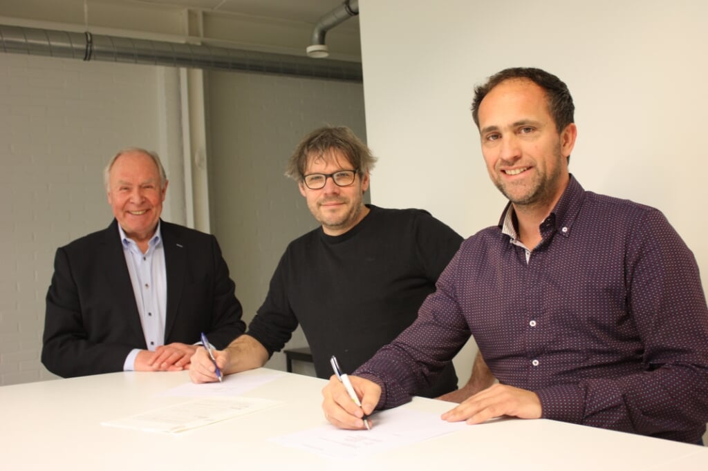 De ondertekening van de akte van oprichting door v.l.n.r. John Struijlaard (DZP), Joost van Welsenis (Goed voor Goed) en Patrick van den Boogert (Bouwbedrijf Van den Boogert).
