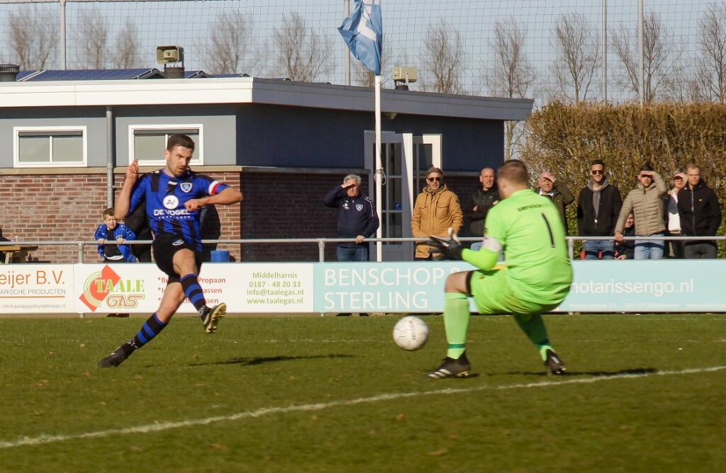 Aanvoerder Wiljan Driece schiet  de 2-0 langs keeper Ricardo Bakker. (foto: Peter Prins)