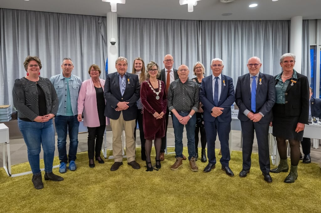 Burgemeester Groontenboer met elf van de twaalf afscheid nemende raadsleden. Liesbeth Keijzer (CDA) was wegens ziekte afwezig (Foto: Wim van Vossen). 