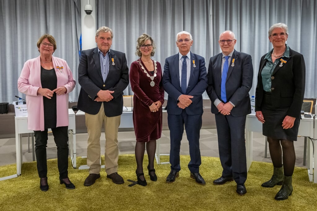 V.l.n.r. Addy Rijerkerk-Andriesen, Henk van der Meer, burgemeester Grootenboer, Rien van der Boom, Conny Pipping en Rita van den Nieuwendijk-Groenendijk (Foto: Wim van Vossen).