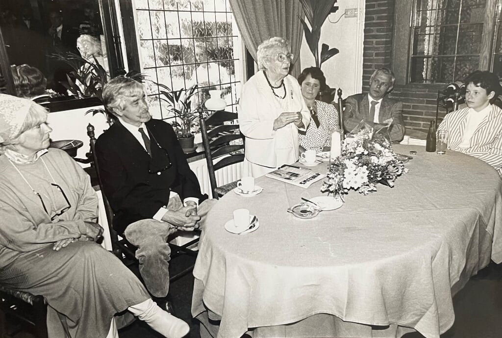 In het midden staand 'Tante Dicky' Soldaat, met links Rien Poortvliet en rechts Klazien, Cees en dochter Corina (1988).