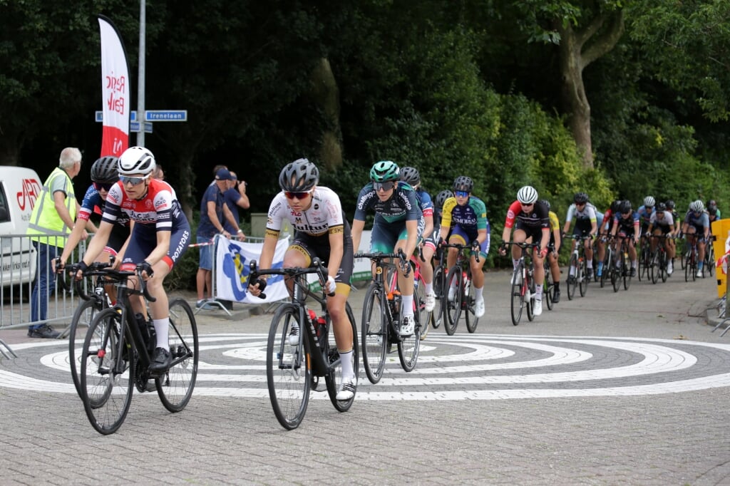 Rosalie van der Wolf uit Oude-Tonge rijdt op kop tijdens de wielerronde van Dirksland in 2021.