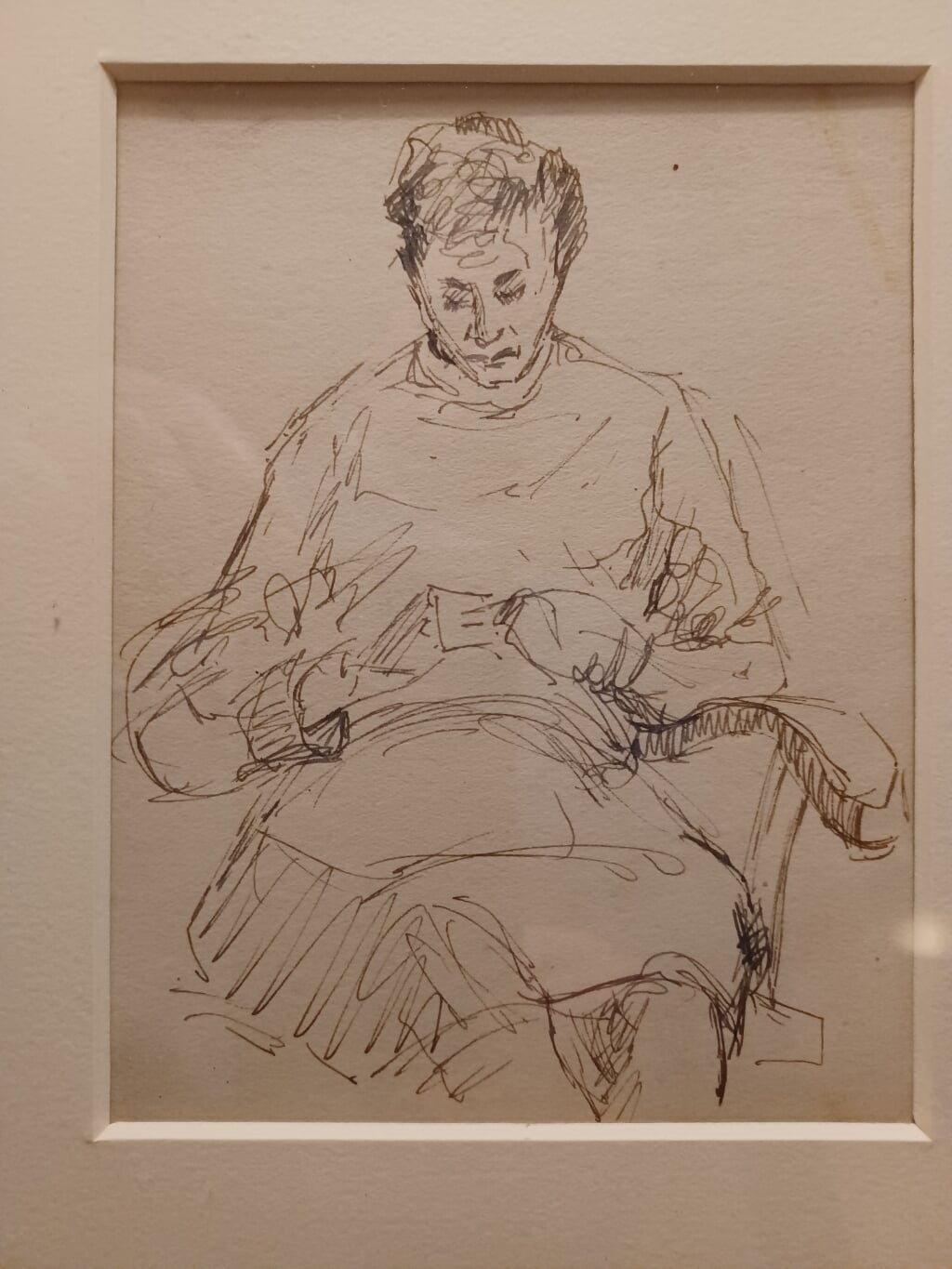 Een tekening van Leo Gootjes. Afgebeeld is zijn vrouw die sokken aan het stoppen is.
