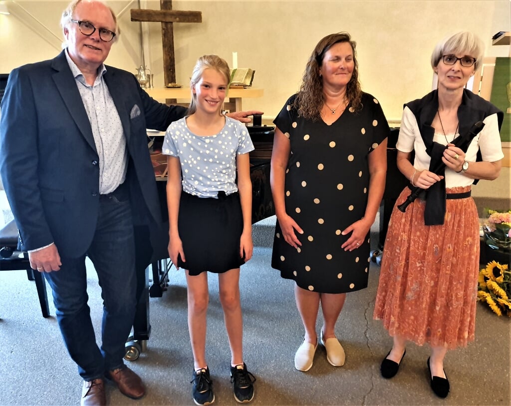 Piet Westhoeve (links) samen met Mieke Hameeteman, Ineke Erkelens en Tabea Lanzke (Foto: Jaap Ruizeveld).