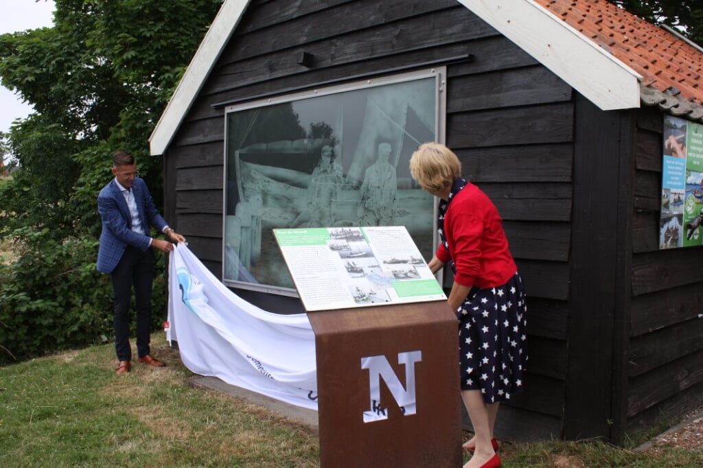 De onthulling van het glaskunstwerk van Ellen van der Bok.