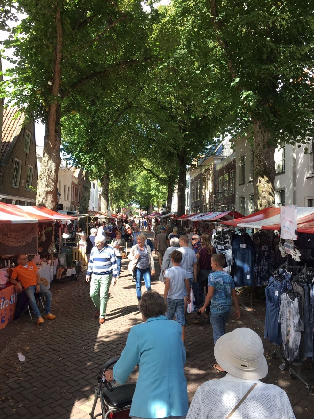 Een archieffoto van de weekmarkt aan de Voorstraat in Sommelsdijk.