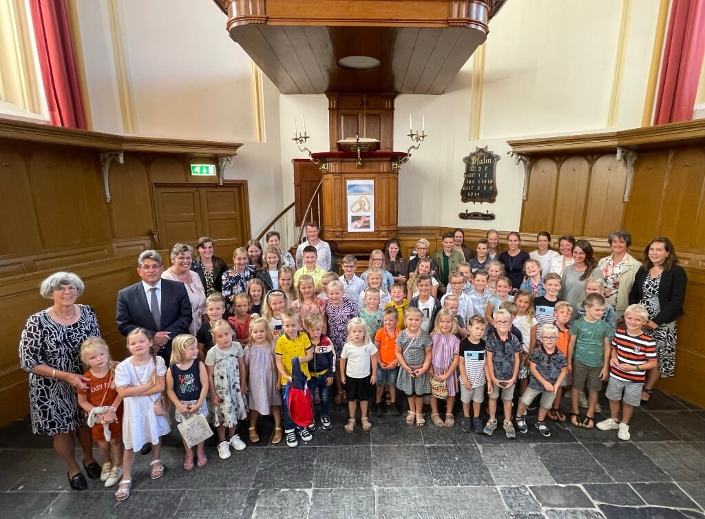 Na de bijeenkomst werd een groepsfoto gemaakt van de kinderen en leidinggevenden in de kerk.