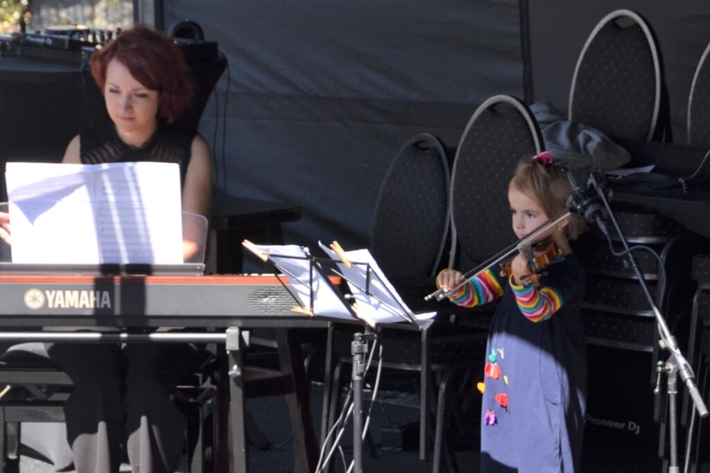 Een vertederend optreden van concertpianiste Hanna Manokina en haar dochter Solomiia tijdens het Open Podium.