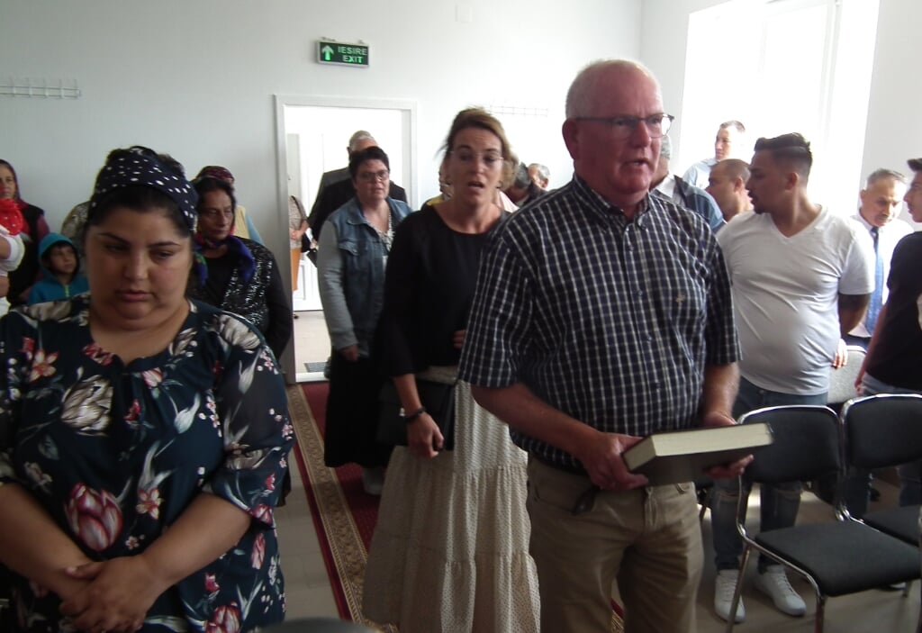 Wim Kardux van de Werkgroep brengt de kanselbijbel binnen.