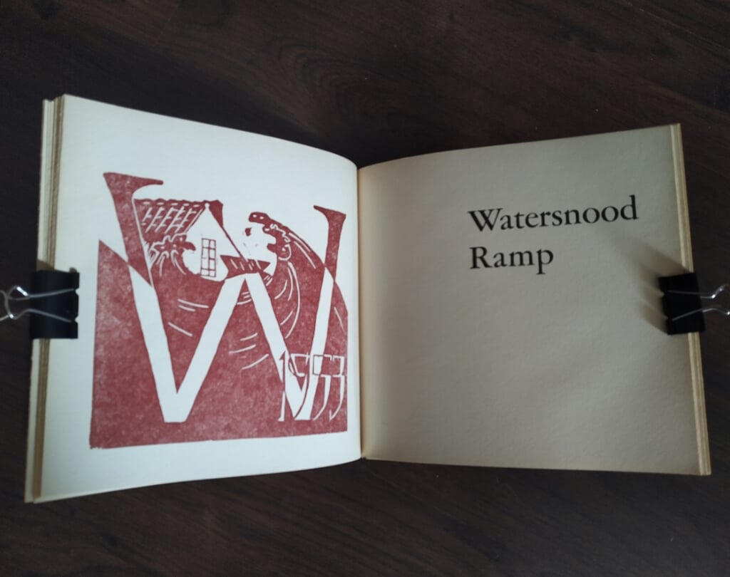 De bladzijde over de Watersnoodramp uit het alfabetboekje AapNootDood, het afstudeerproject van Vince Trommel.