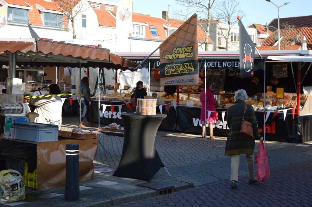 Beeld van de weekmarkt in de Nieuwstraat te Middelharnis.