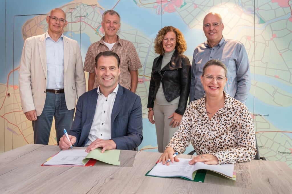 De ondertekening van de overeenkomst om o.a. 7 woningen aan de Joos Jansestraat te bouwen, november vorig jaar.