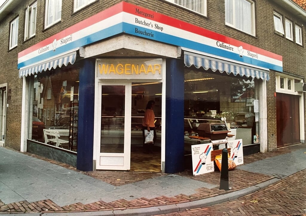 De slagerij op de hoek van de Weststraat en de Hoenderdijk.