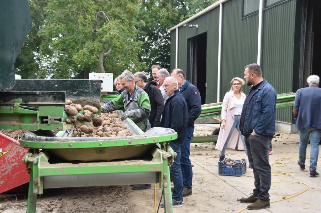 De gemeenteraadsleden op bezoek bij het bedrijf van de familie Van der Kooij (Foto: Adri van der Laan).