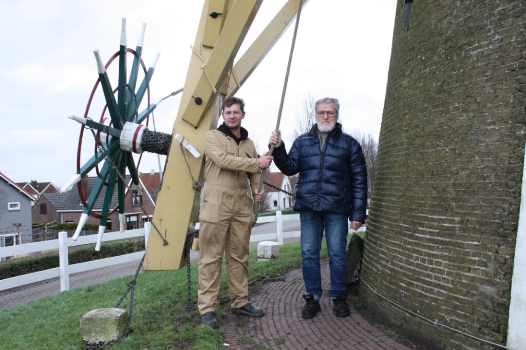 Tim Grootenboer en Henk Star, de komende en gaande molenaar van Oude-Tonge (Foto: Kees van Rixoort).