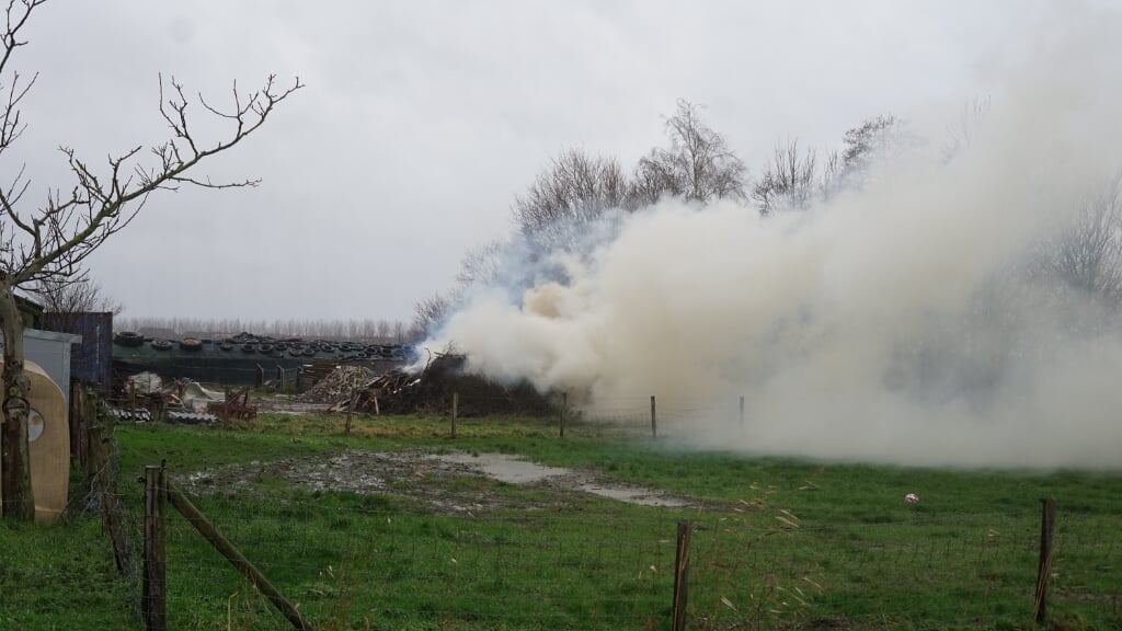 De brand bij een boerderij aan de Bekadeweg in Middelharnis bleek een verbranding van snoeiafval te zijn (Foto: AS Media).
