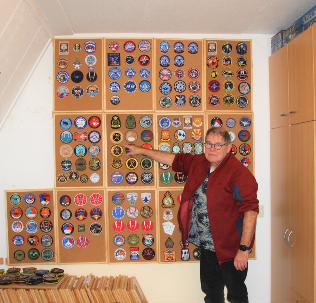 Bob Iken bij een deel van zijn verzameling badges.