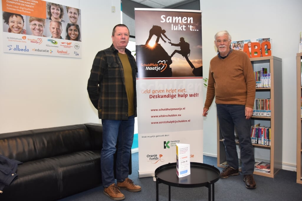 Gerben van Asperen (rechts) en Anton van Kampen, coördinatoren van Stichting Schuldhulp Goeree-Overflakkee.