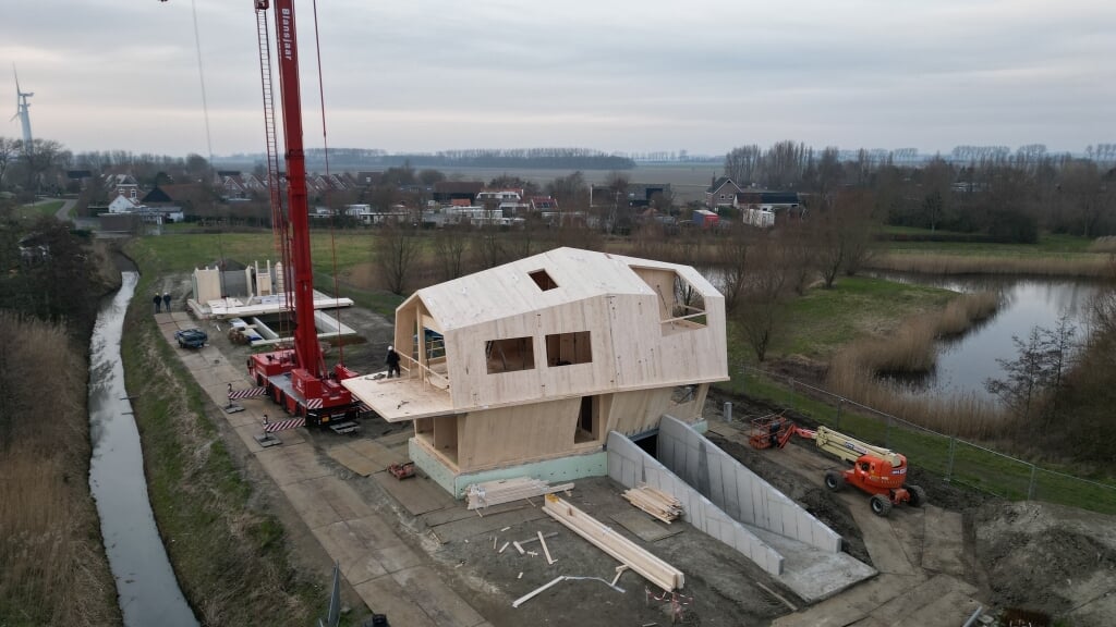 Ook in de kleinste kernen worden de komende jaren woningen bijgebouwd als het aan de gemeente ligt. Dit bijzondere ontwerp wordt op dit moment gebouwd bij Battenoord (Foto: Wilko van Dam).