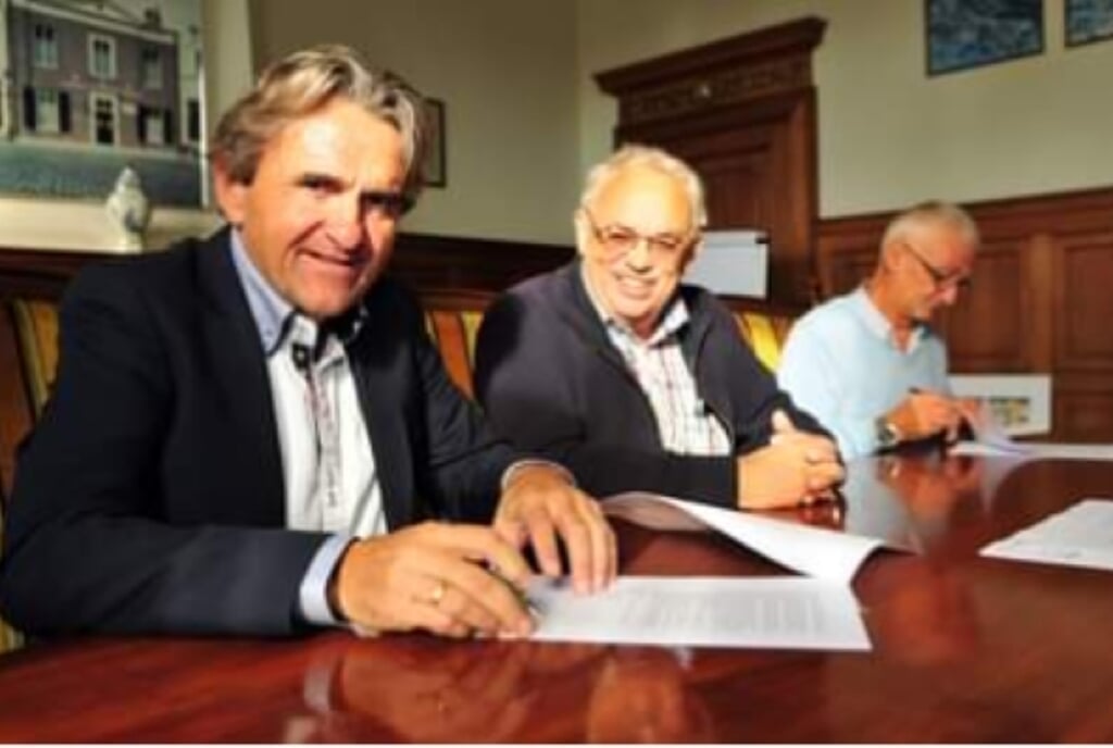V.l.n.r. Henk Brinkman (bestuurder Sjaloom Zorg), Teun Bakelaar en George Moerkerk (beiden Beter Wonen) tekenen de intentieovereenkomst voor woonproject De Vyver in Ouddorp (11 okt 2016).