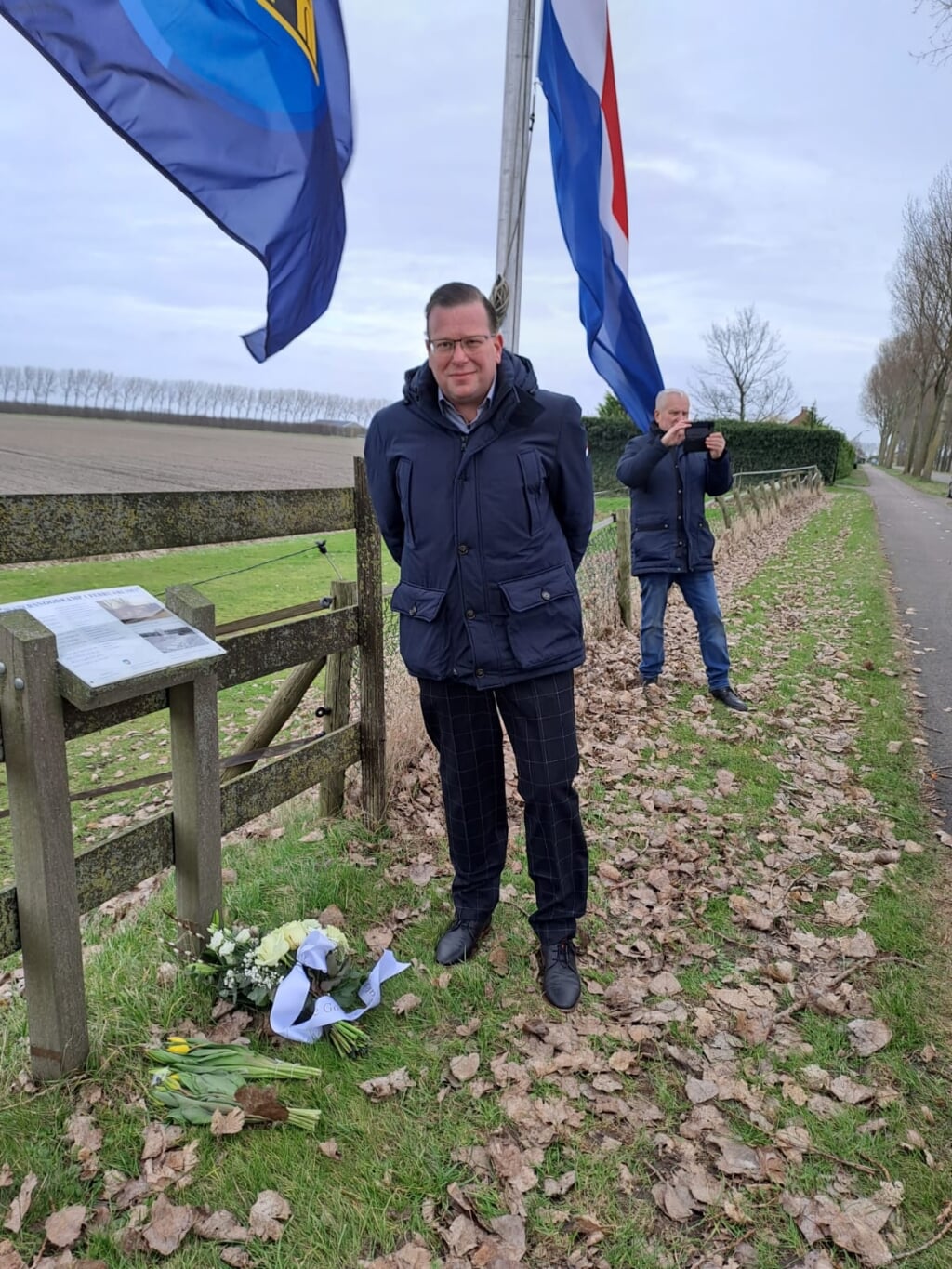 Wethouder Berend Jan Bruggeman was aanwezig bij de kranslegging bij het monumentje aan de Molendijk bij Den Bommel (Foto: Jan Zuijdijk).