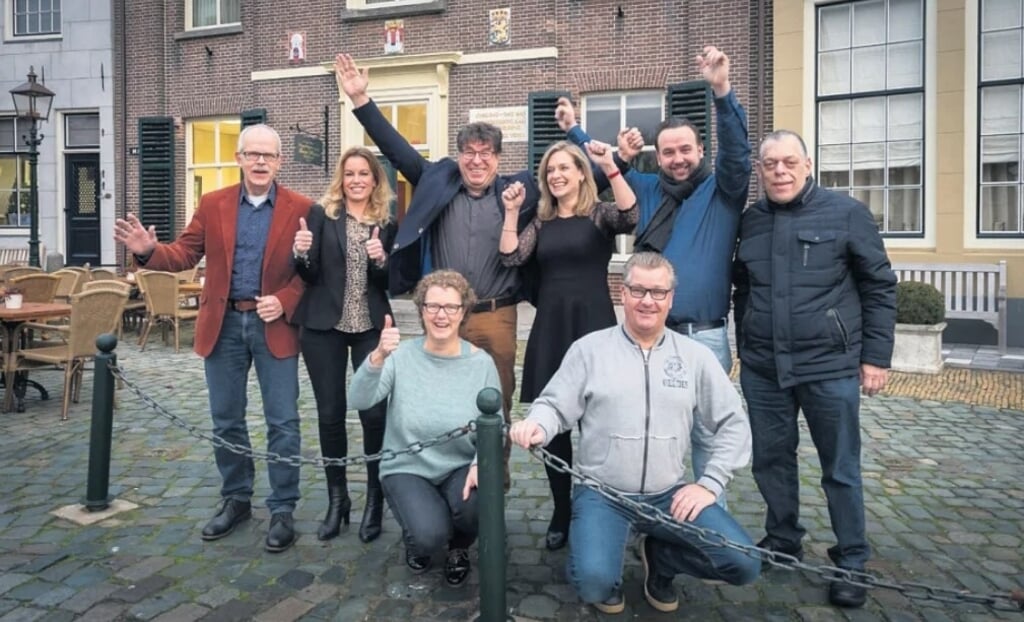 Medewerkers van woningcorporatie Beter Wonen in Goedereede blij met hun ranking. (dec 2016)