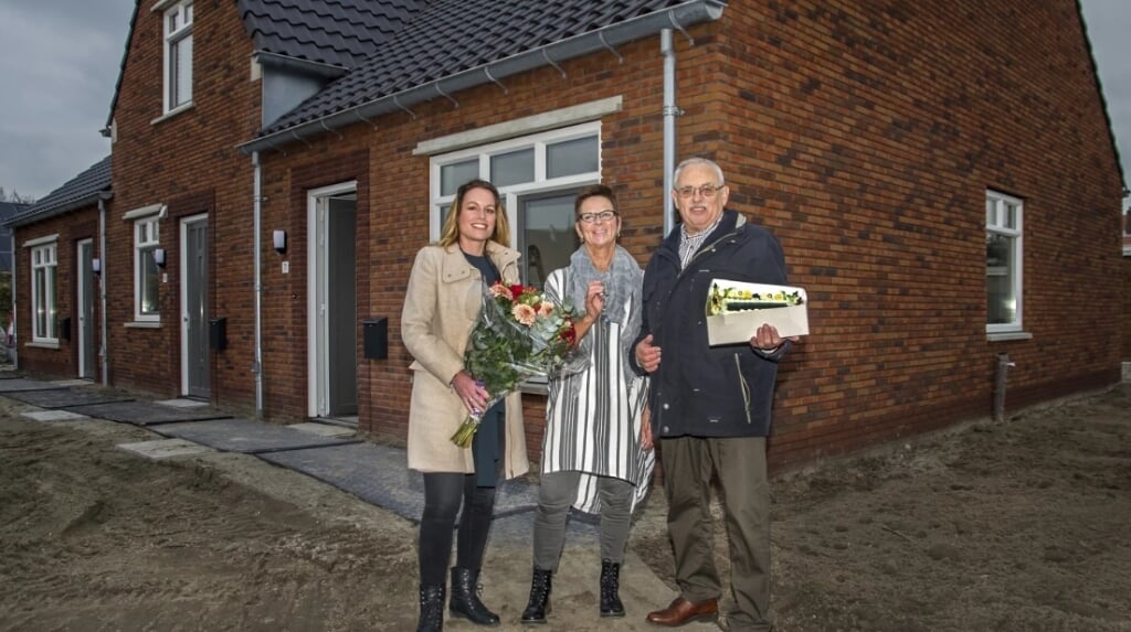 Bewoonster Loes de Jong (m) krijgt de sleutel van haar NOM-woning van Karin Eenhoorn en Teun Bakelaar van Beter Wonen (dec 2017). (Foto: Hans Villerius)