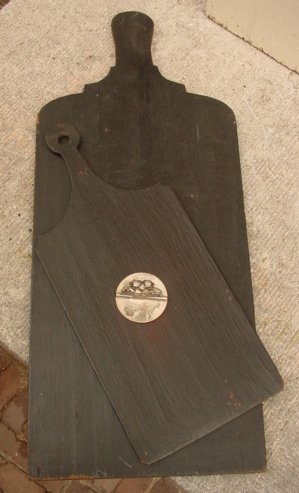 Een hardhouten plankje met zilveren strijker van de keurmeester voor het controleren op verontreinigingen van de meekrap na het fijnmalen (stampen) (Foto: Streekarchief Goeree-Overflakkee).