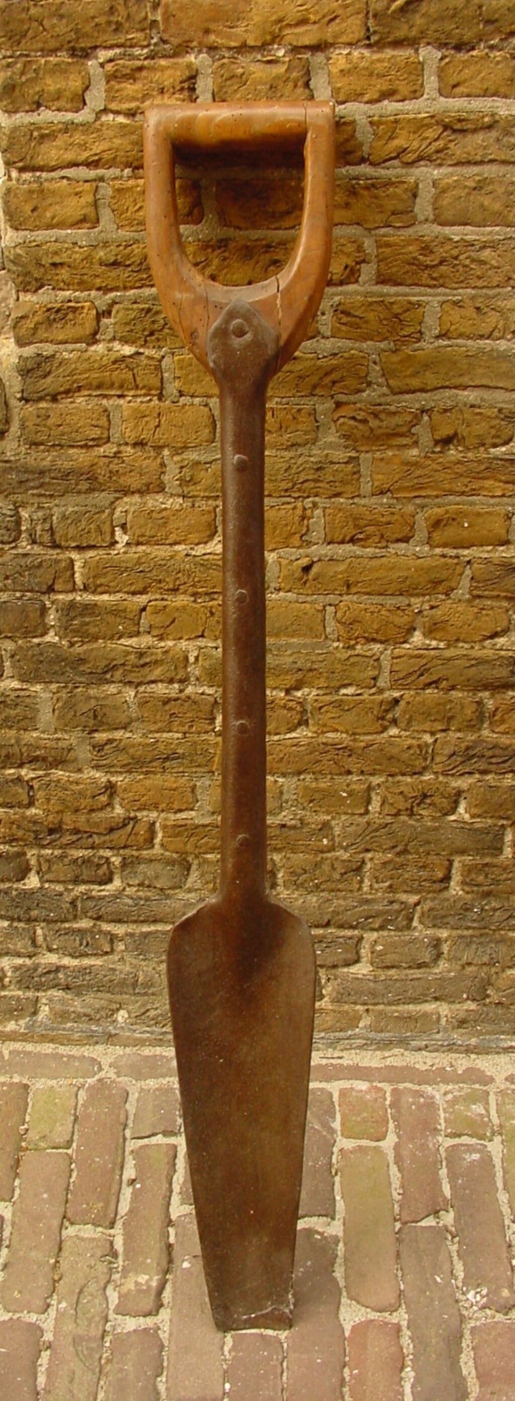 Een spade voor het delven van meekrap (Foto: Streekarchief Goeree-Overflakkee).