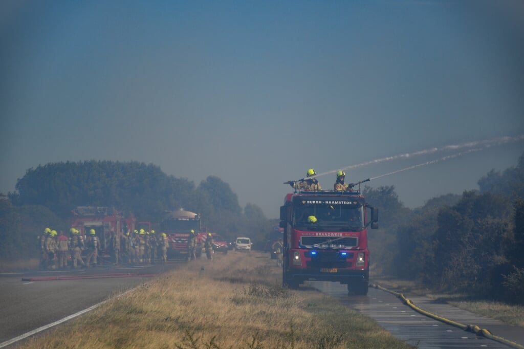 Deze foto van de grote duinbrand vorig jaar bij Ouddorp is van Jonathan Jelier, ook hij komt aan het woord in de bijlage.