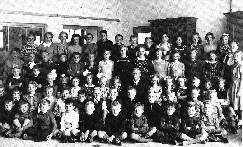 Een foto van de schoolbevolking in 1950. In het midden meester Snijder.
