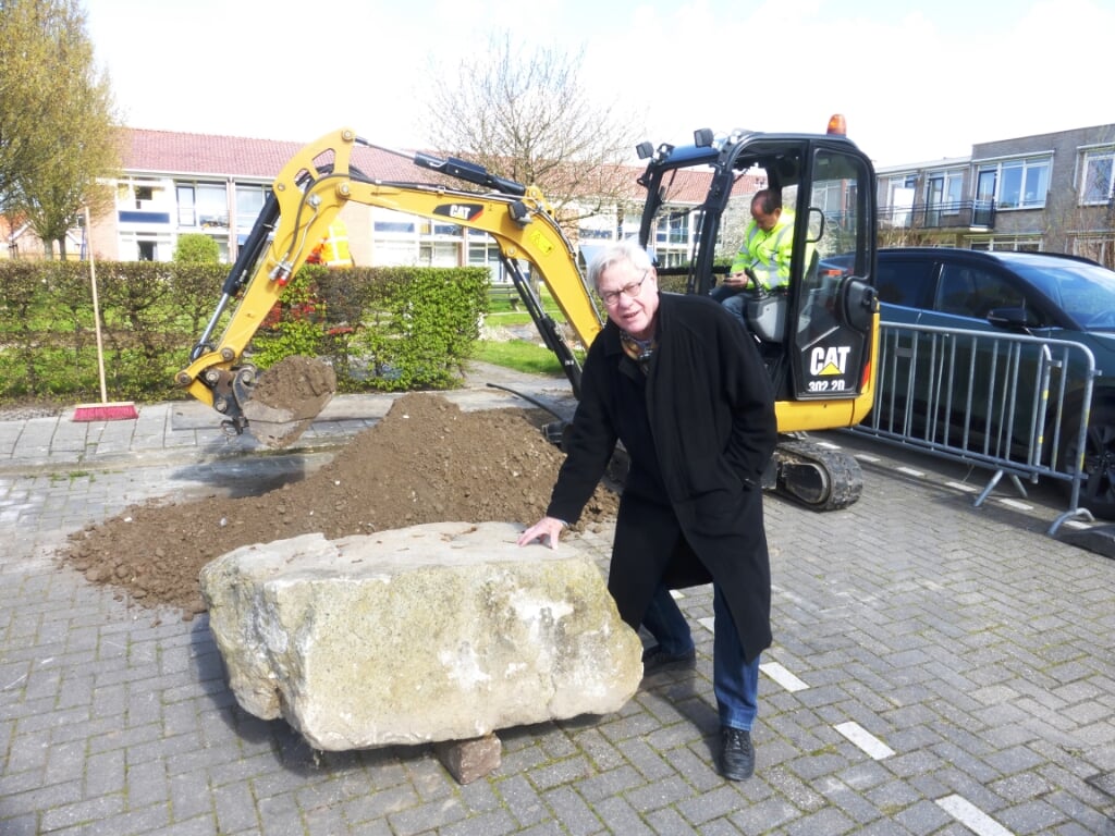 Klaas Kuipers met de steen die het monument gaat vormen (foto: Dirk Spahr van der Hoek).