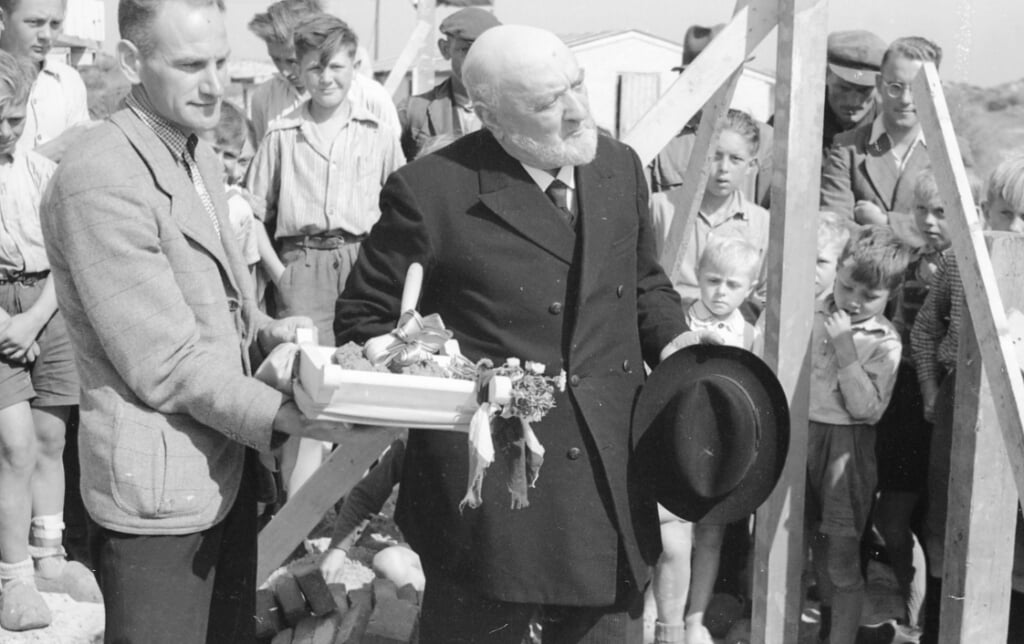 Wijn Redert heeft eveneens veel betekend voor de school op het Havenhoofd. Op deze foto legt hij de eerste steen voor de wederopbouw van het Havenhoofd in 1947. (Foto-archief Eilanden-Nieuws)