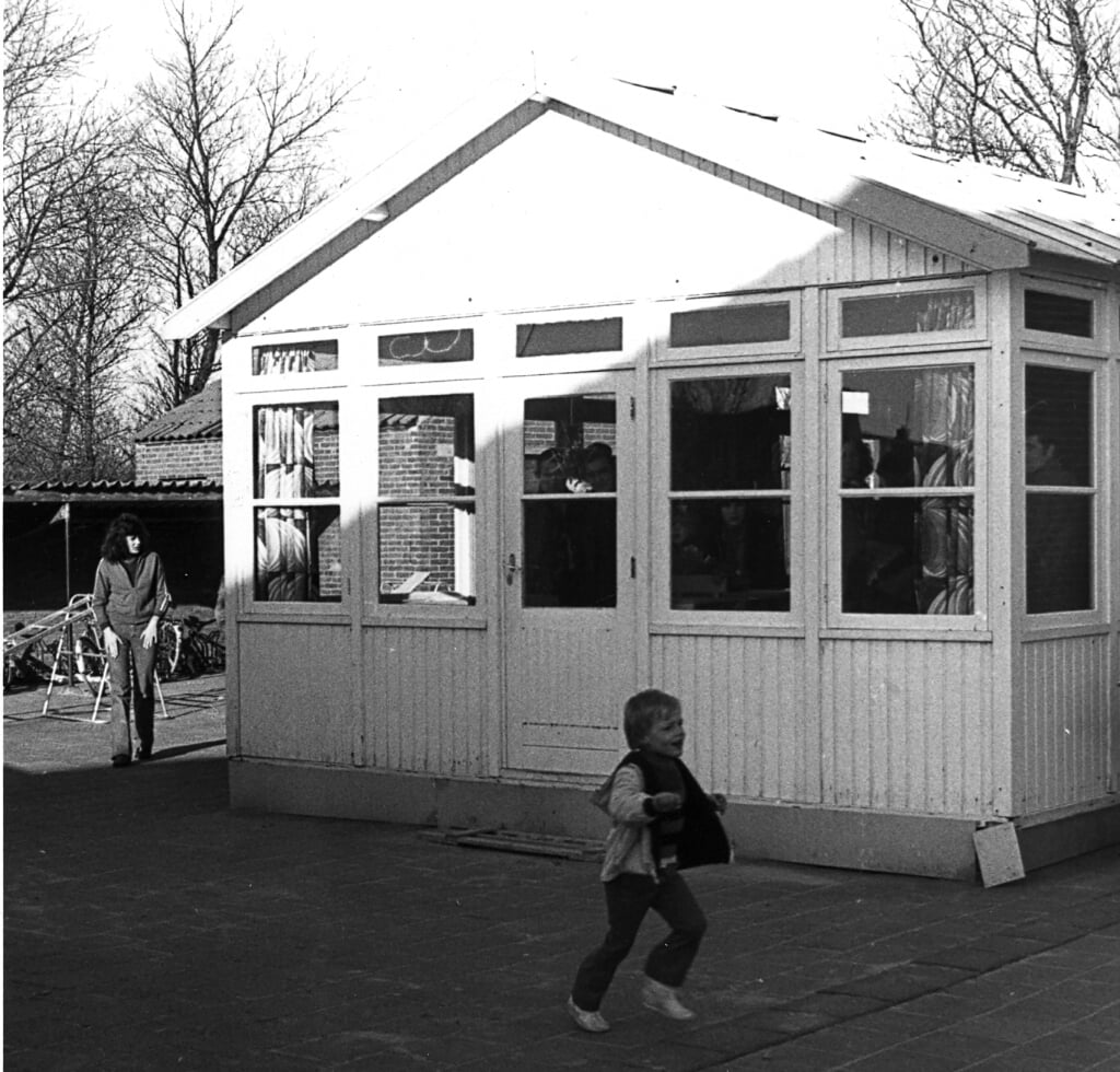 Het houten gebouw van de kleuterschool Samuël kreeg een plaats op het schoolplein.