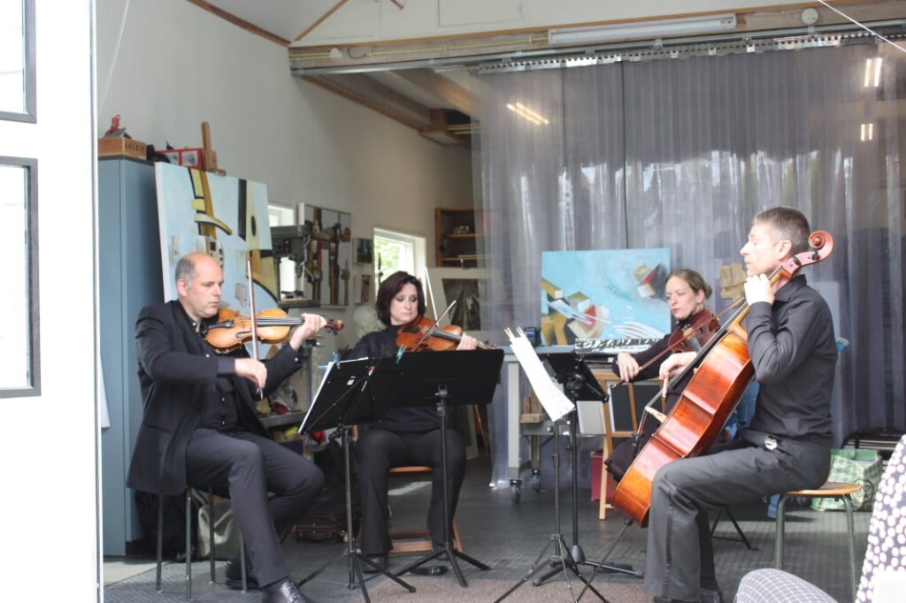 Het Zeeuws Strijkkwartet speelt tussen de schilderijen in Stad aan ’t Haringvliet.