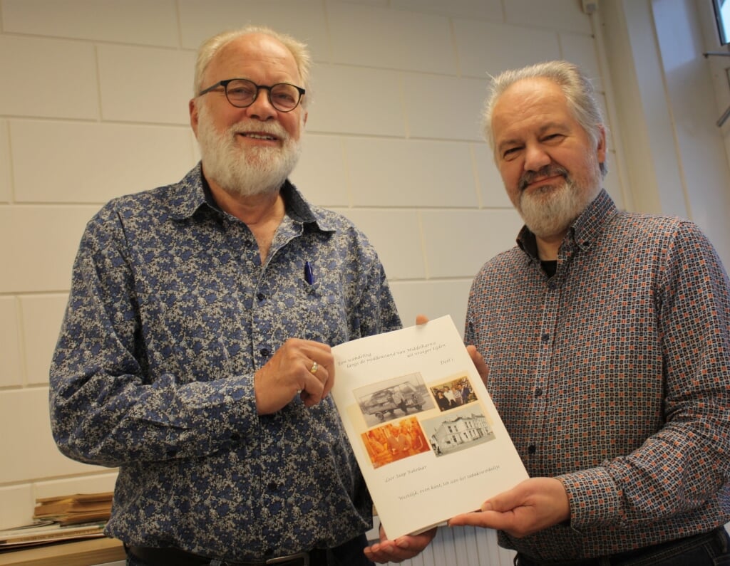 Jaap Bakelaar (links) overhandigt het eerste exemplaar aan archivaris Jan Both.