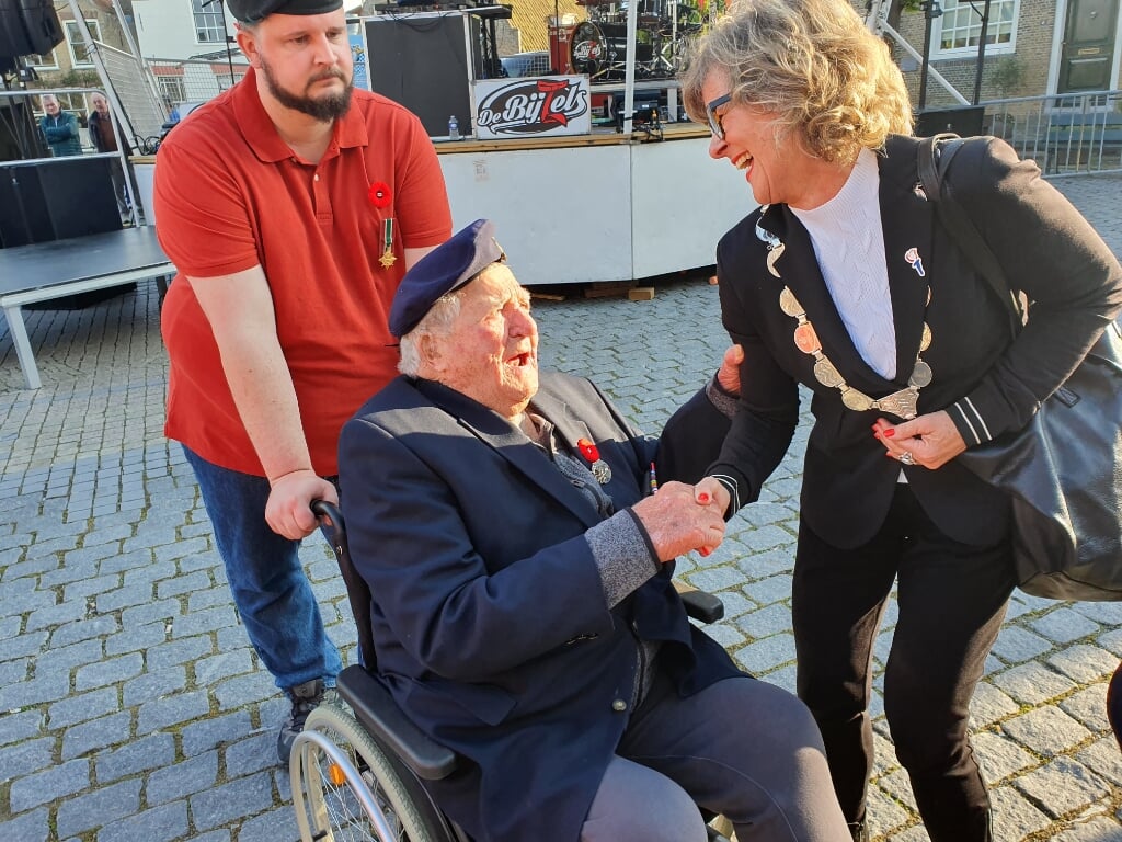 Burgemeester Ada Grootenboer begroet Roly Armitage op de Markt in Goedereede. 