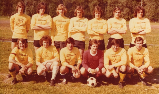 <p>Staand v.l.n.r: Arie Taal, Daan de Niet, Arie Keus, Kees Keus, Dickie Pronk, Jan Nutbey en Gerrit de Niet.
Zittend v.l.n.r: Maarten Besuijen, Peter Pronk, Rick van der Lely, Arie Harteveld, Gerard Breugem en Peter Keus.</p>
