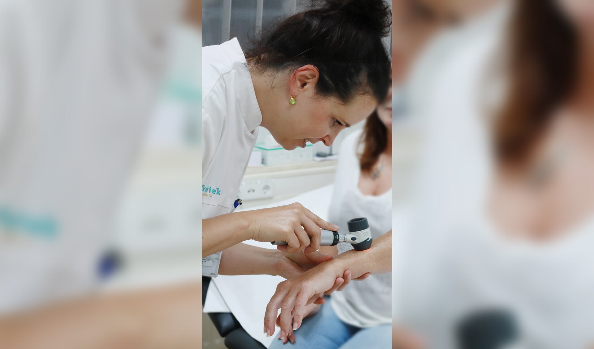 Dr. Marieke Roozeboom controleert huid patiënt F Elkerliek ziekenhuis