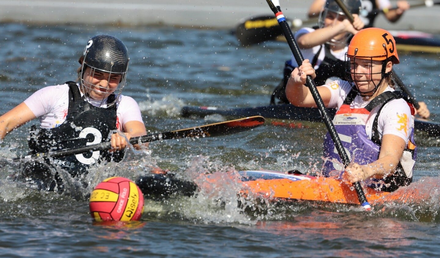 Lise Manders in actie tegen het Poolse team