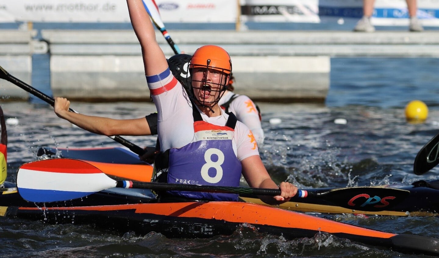Wendy Huizinga na de gelijkmaker in de eerste helft tegen Duitsland