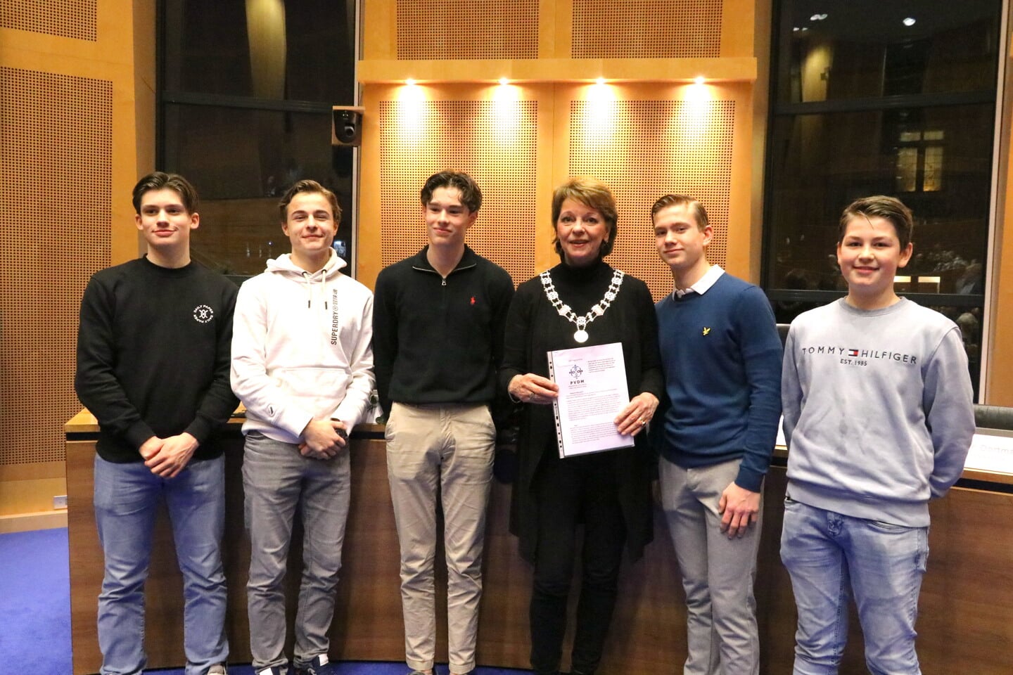 Onlangs hebben vijf leerlingen van het Carolus Borromeus College aan burgemeester Elly Blanksma een burgerinitiatief overhandigd