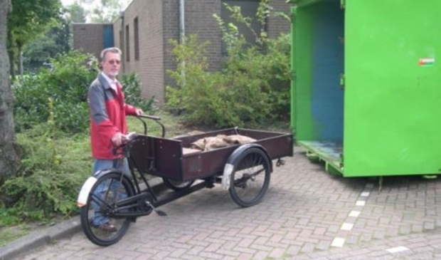 <p>Oud papier inzamelen voor het goede doel.</p>