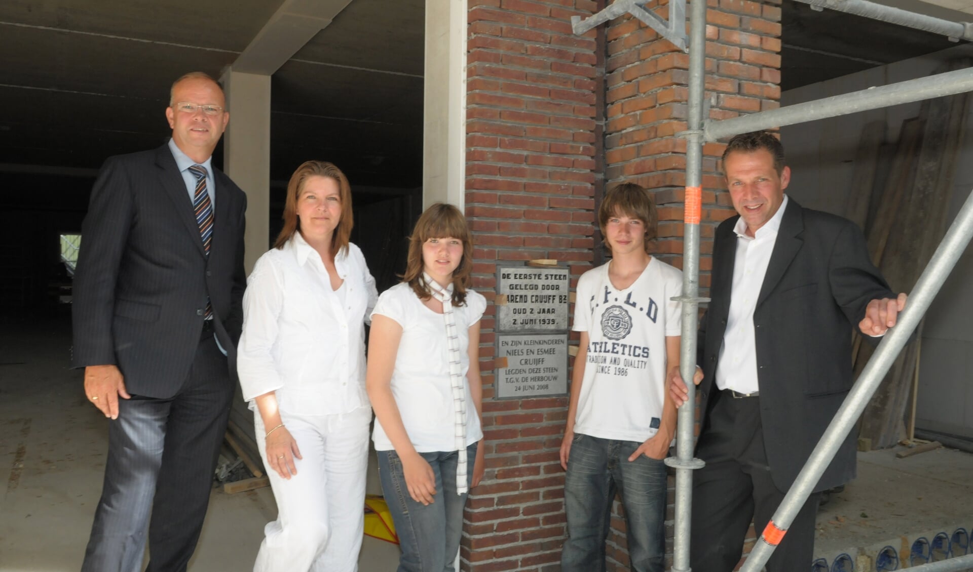Terug naar 24 juni 2008, toen Esmee en Niels, de kinderen van Barend en Irene Cruijff, de plaquette in de pui aan de Westerstraat legde. Links toenmalig wethouder Hans Krieger. 